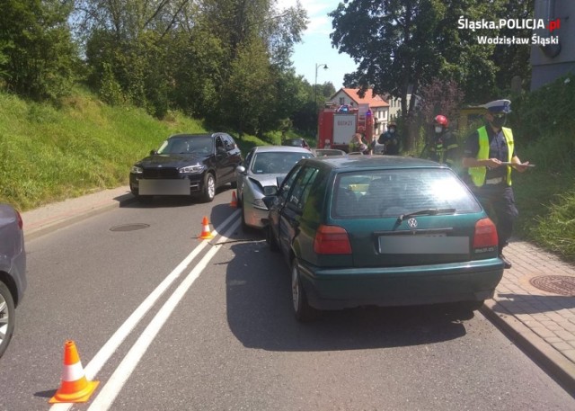 Dwa auta zderzyły się czołowo na ulicy Wałowej w Wodzisławiu Śl.
