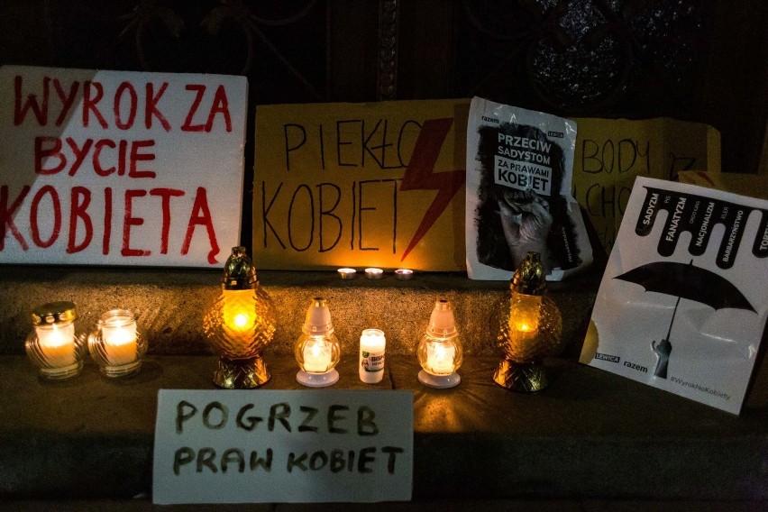 Protest przed krakowską siedzibą PiS