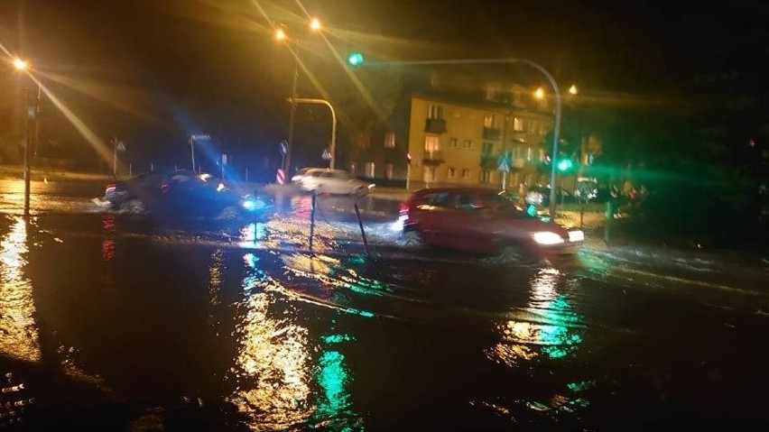 Nowy Targ. Intensywna ulewa zalała miasto. Główna ulica w mieście znalazła się pod wodą 