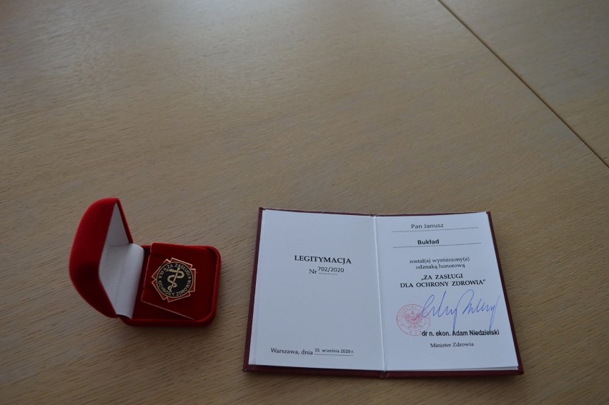 Janusz Bukład otrzymał odznakę honorową „Za zasługi dla ochrony zdrowia” [ZDJĘCIA]