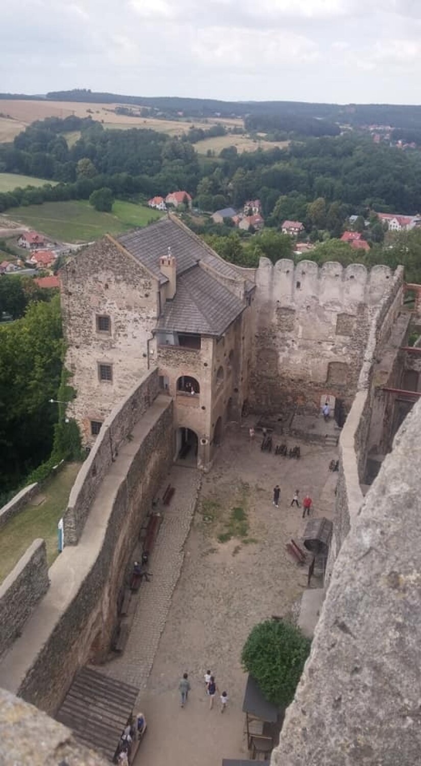 Zamek Bolków jest przykładem architektury gotyckiej i był...