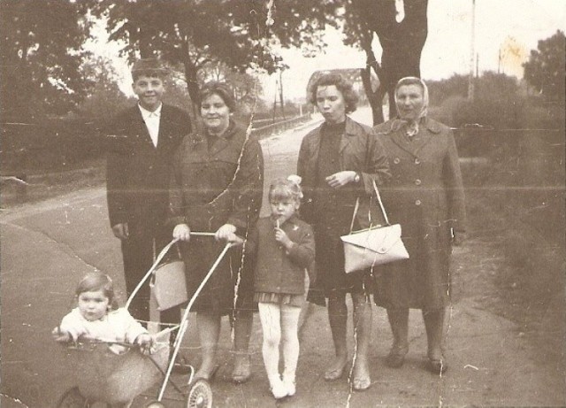 Zdjęcie rodzinne wykonane na ul. Wolności w Słupsku (zapewne lata. 60.). W głębi widoczny nieistniejący już wiadukt nad torami na al. 3 Maja.