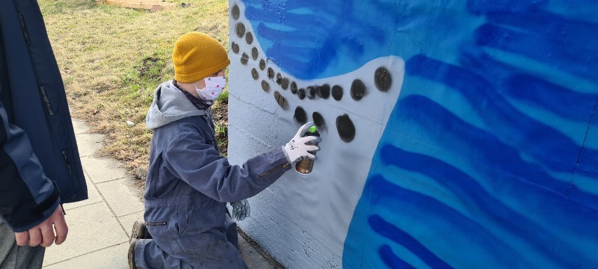 Nowy Sącz. Mgr Mors i cierpiący na autyzm Michał stworzyli razem mural pod wiaduktem na Węgierskiej [ZDJĘCIA]