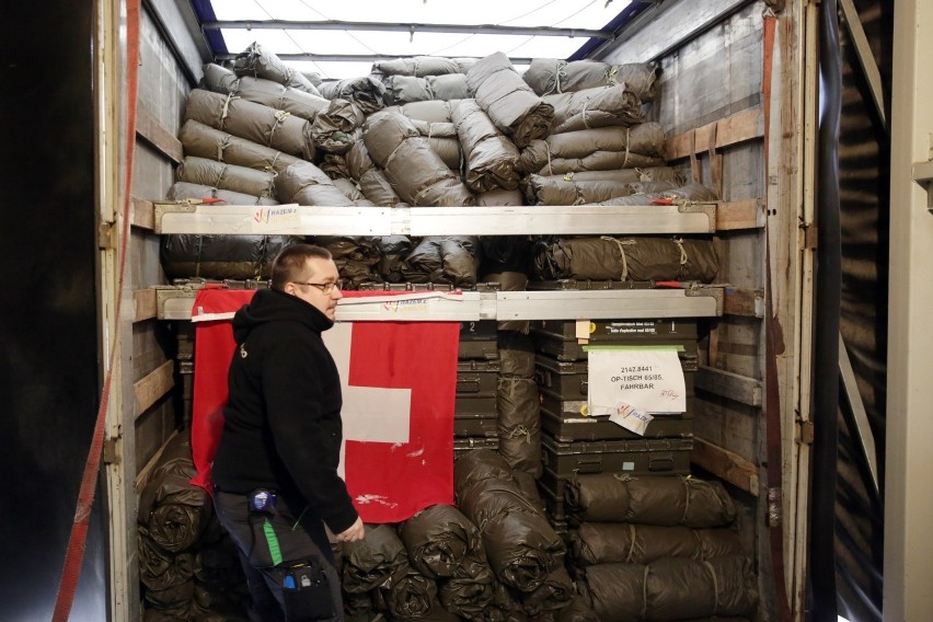 Lublin. Szwajcarskie tiry z pomocą humanitarną dla Ukraińców trafiły już do naszego regionu. Zobacz zdjęcia