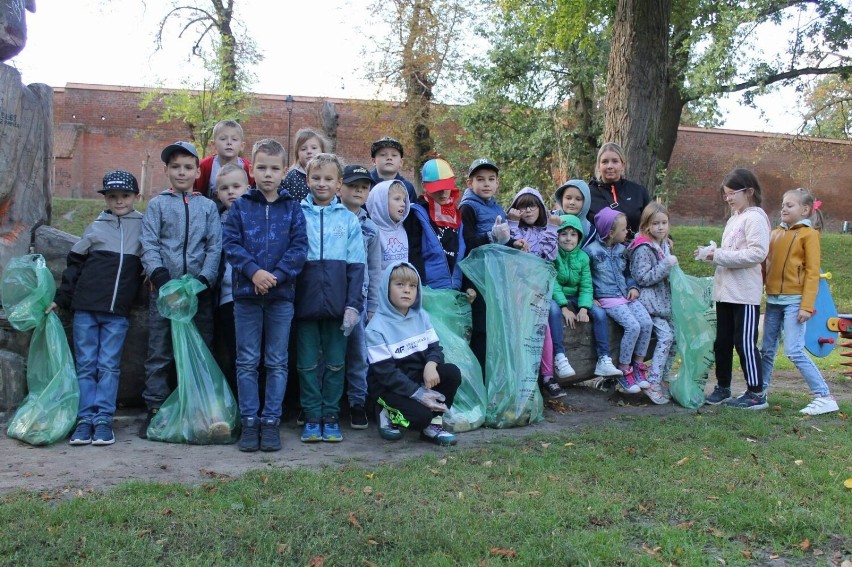 Uczniowie "jedynki" sprzątali chełmiński park