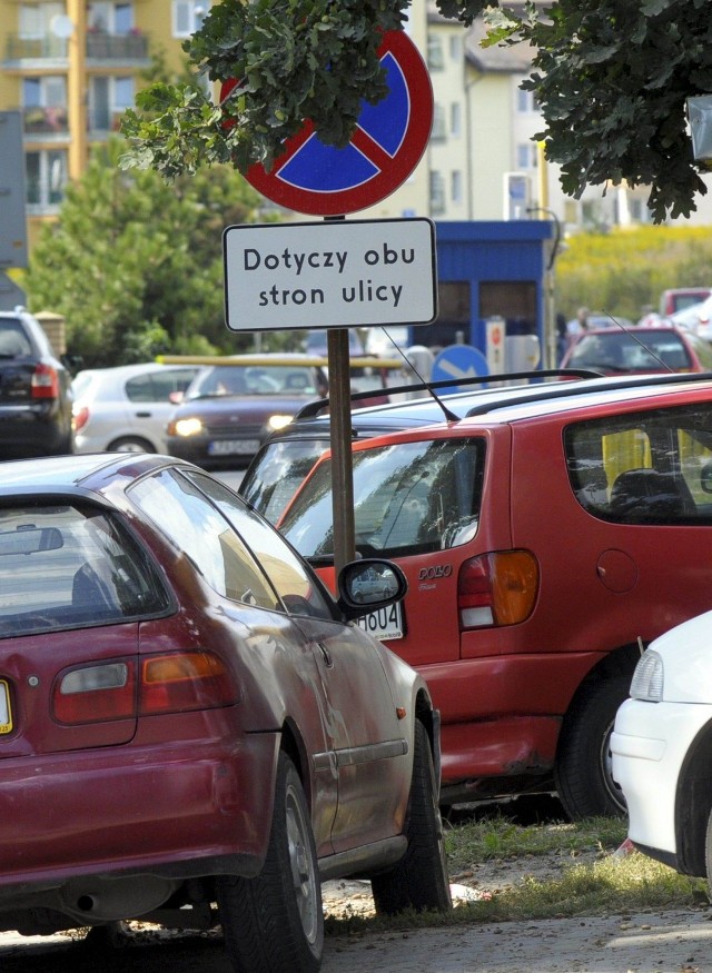 Na Czechowie kierowcy parkują samochody m.in. na trawnikach