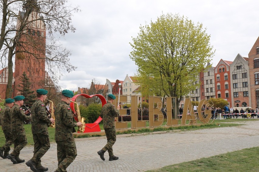 Elbląg. Święto Konstytucji 3 Maja z paradą na rzece Elbląg