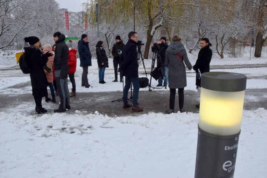 Na Skwerze Szarych Szeregów zamontowano słupek świetlny,...