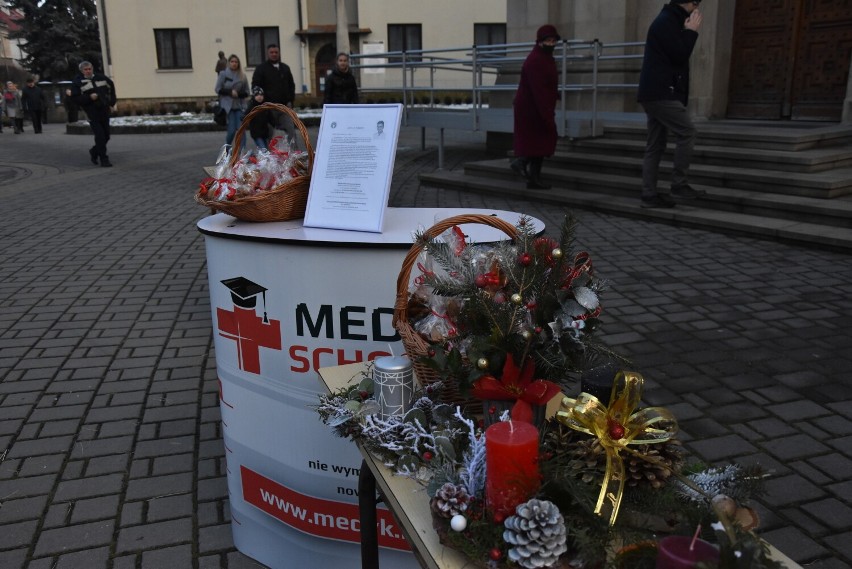 Gorlice. Ciasto dla Kuby! Akcja trwa. Od rana na placach kościelnych czekają wolontariusze z puszkami i paczkami słodkości