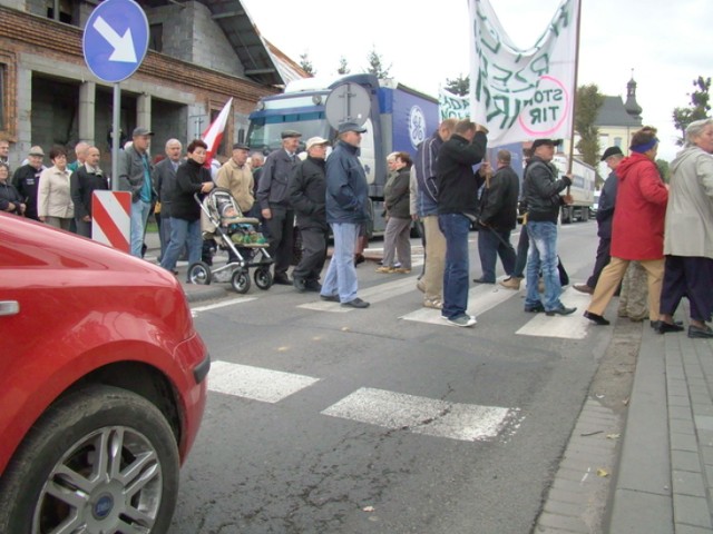 Już wcześniej w różnych miejscowościach przy drodze krajowej 44 protestowano przeciwko nadmiernej liczbie ciężarówek jeżdżących tą trasą, braku chodników i poboczy. Na zdj. protest w Spytkowicach w październiku 2012 roku.