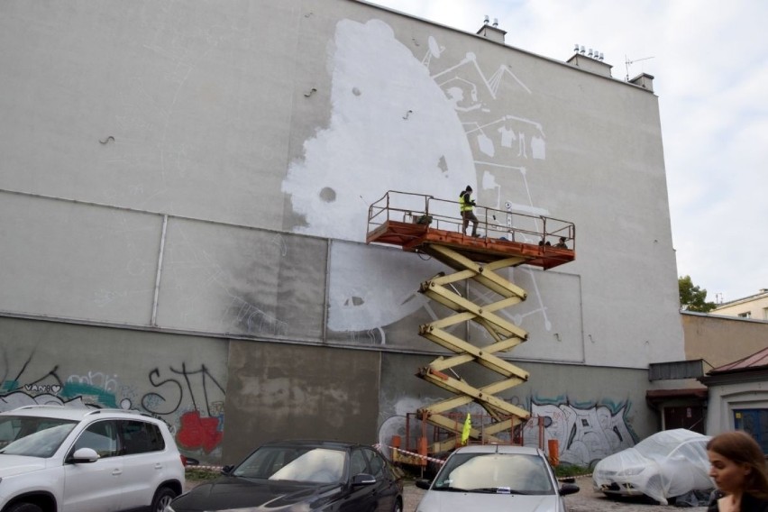 Gigantyczny mural ozdobił jedną ze ścian w centrum Kielc. Zobacz, jak powstawał [WIDEO, ZDJĘCIA]