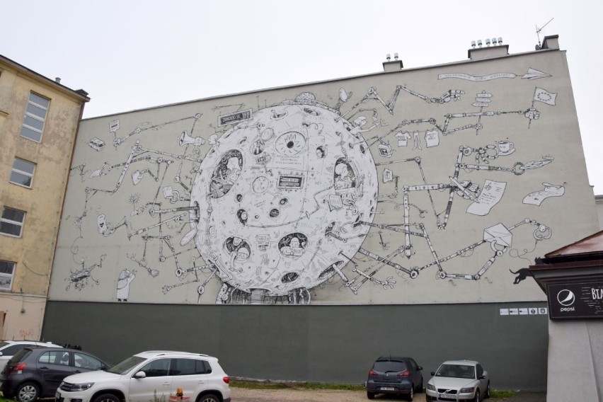 Gigantyczny mural ozdobił jedną ze ścian w centrum Kielc. Zobacz, jak powstawał [WIDEO, ZDJĘCIA]