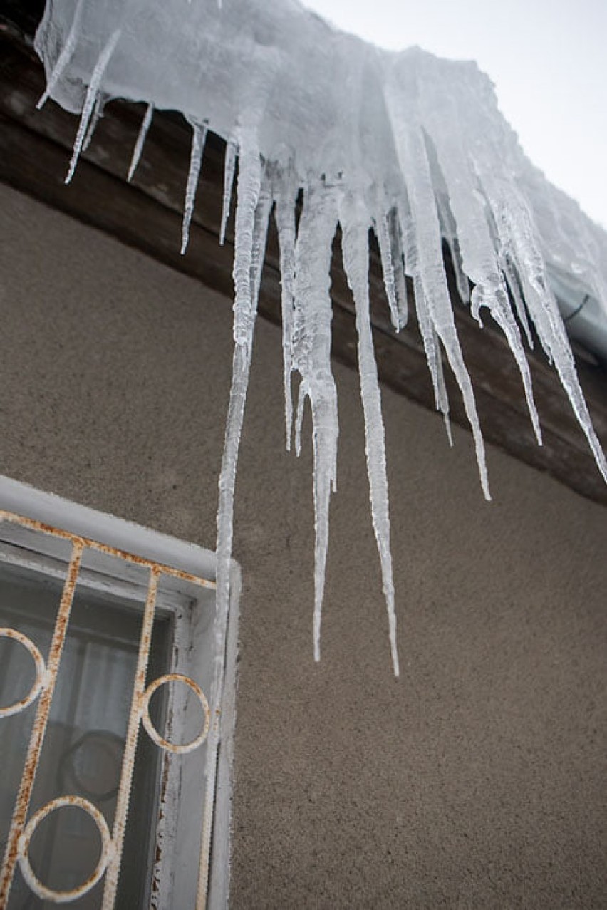 Spadające sople i śnieg zalegający na dachach budynków. Kto powinien je usuwać? [ZDJĘCIA]