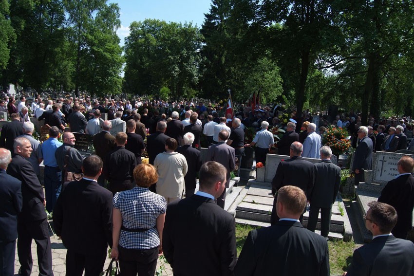 W pogrzebie uczestniczyło kilkaset osób, wśród nich wielu...