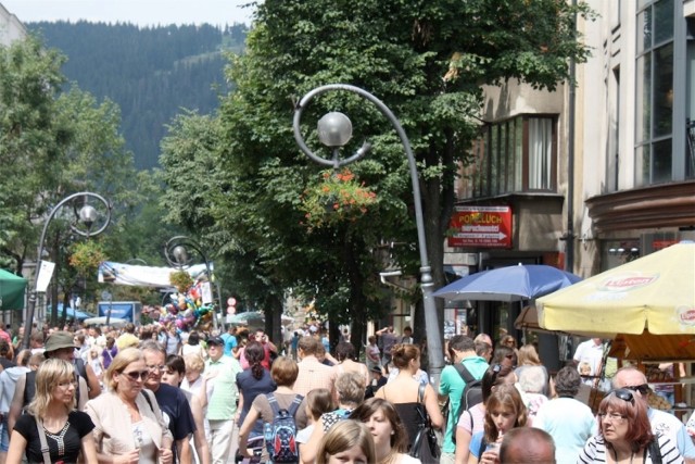 2 700 zł
sprzedawczyni na straganie na Krupówkach. Ma 3 lata stażu na straganie.