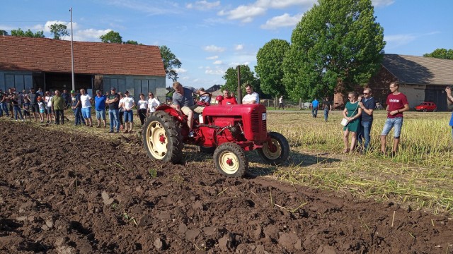 Traktory i ich kierowcy zmagały się w konkursie orki w Lubecku