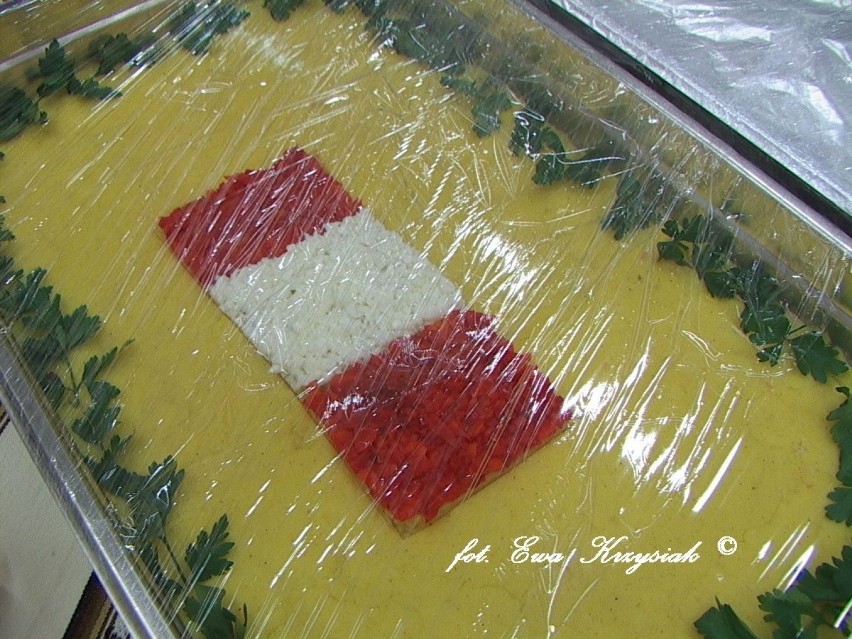 Smakowite danie udekorowane flagą Peru.