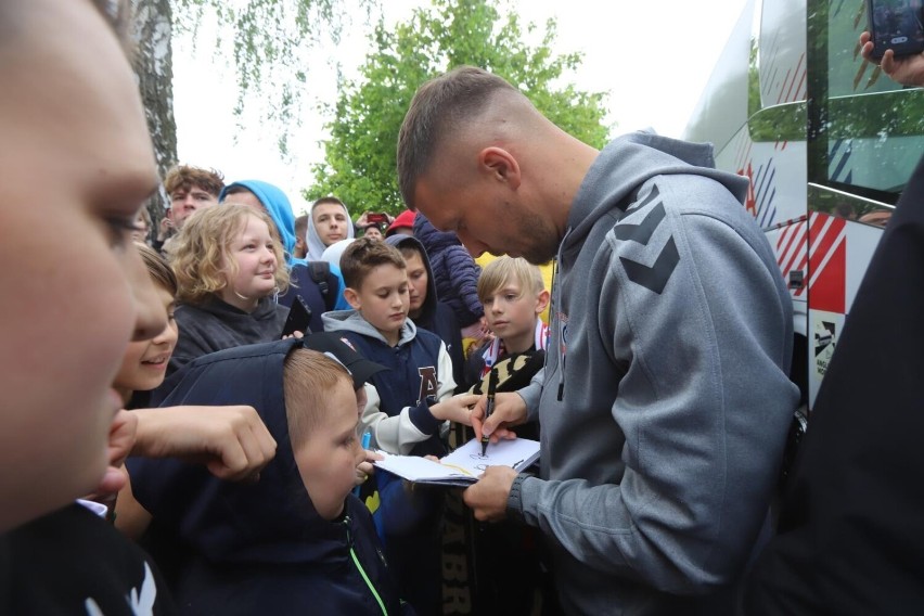 W gliwickiej Sośnicy piłkarze Górnika Zabrze na czele z Lukasem Podolskim rozdawali autografy i bilety na mecz z Pogonią Szczecin.