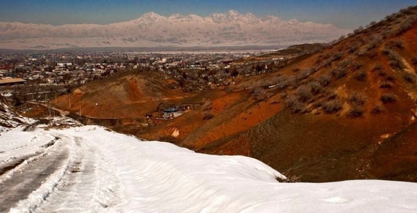 Dżalalabad widziany z góry,  z tzw. "kurortu"  - miasto z...