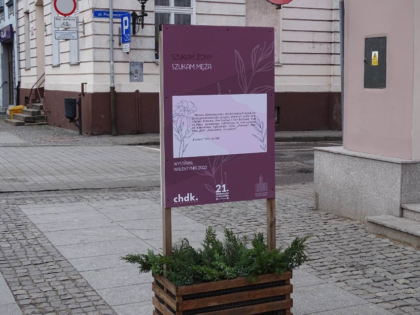 Walentynkowa wystawa  zainstalowana na ulicy Grudziądzkiej w...