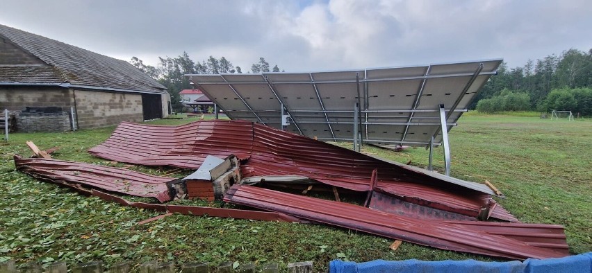 Nawałnica w Nowej Jastrząbce koło Tarnowa. Grad uszkodził wiele budynków, samochodów i upraw, a gwałtowny wiatr zerwał dachy i łamał drzewa
