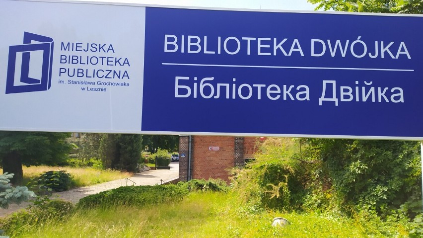 Satyryczne plansze z Polski Ludowej na ogrodzeniu biblioteki w Lesznie. Rysunki Jacka Woźniaka można oglądać do końca października ZDJĘCIA