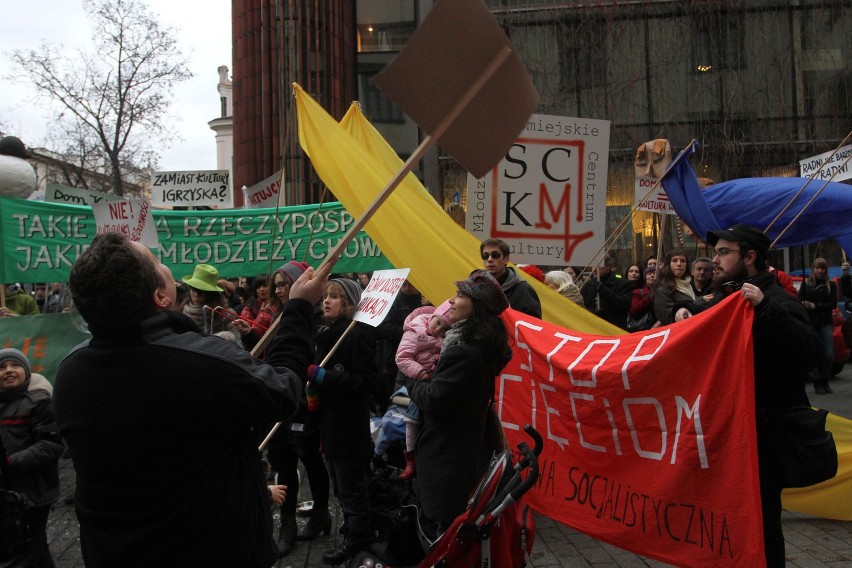 Kraków: wielki protest w obronie młodzieżowych domów kultury [ZDJĘCIA, VIDEO]