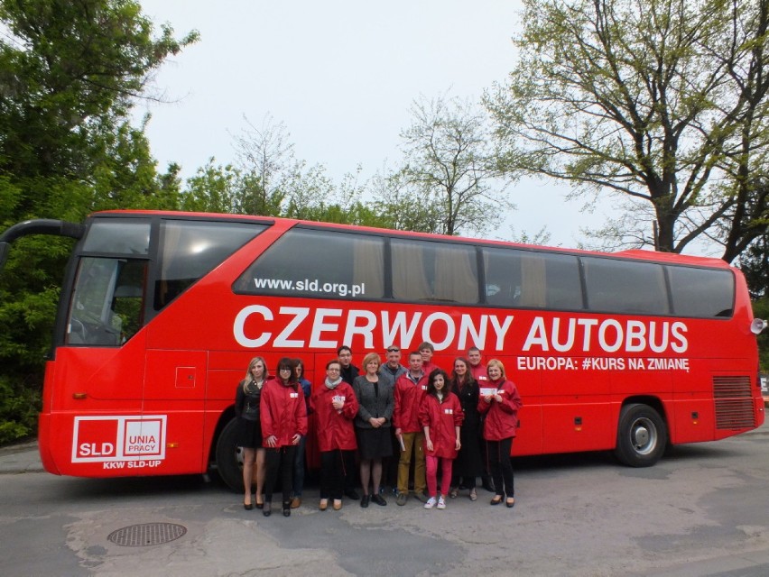 Czerwony autobus SLD w Kraśniku
