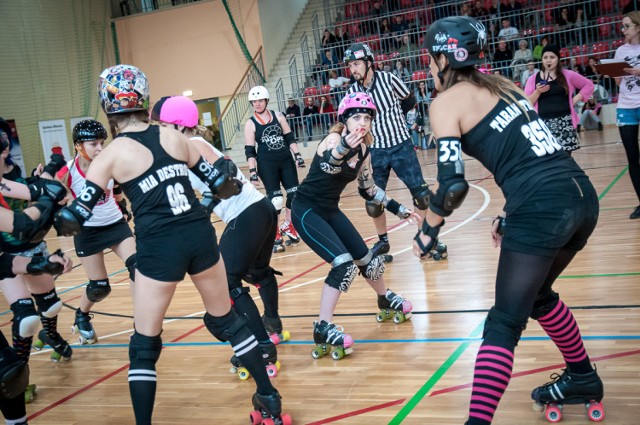 Mecz Roller Derby w Warszawie. Zobacz, jak te dziewczyny jeżdżą na wrotkach! [ZDJĘCIA]