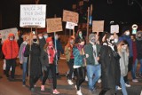 Kolejny dzień strajku kobiet w Chełmie. Tym razem protestujący zatańczyli ‘Kaczuszki” (ZDJĘCIA)