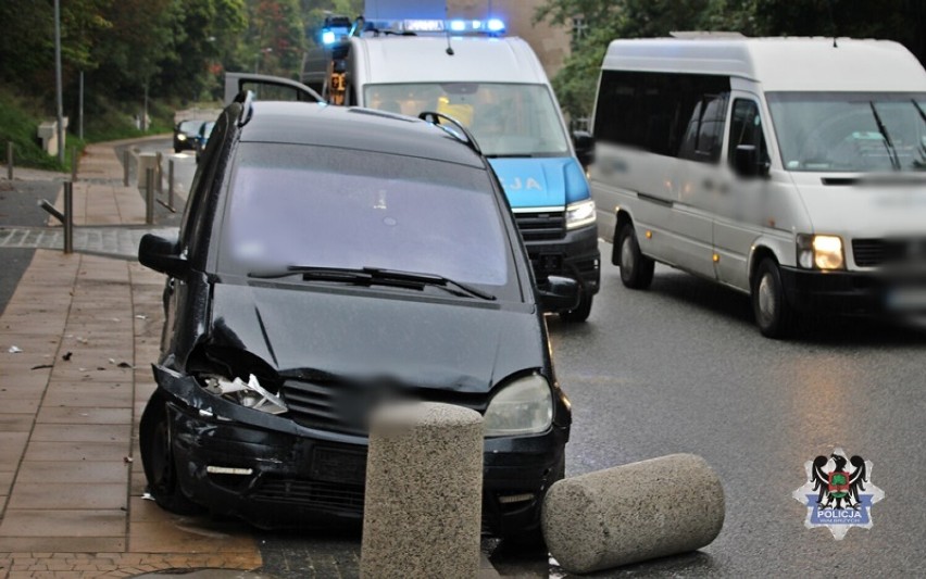 Pijany kierowca rozbił auto na ul. Armii Krajowej w...