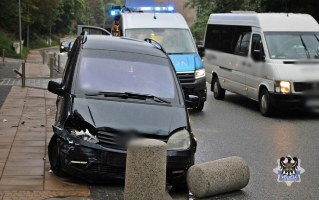 Pijany kierowca rozbił auto na ul. Armii Krajowej w Wałbrzychu