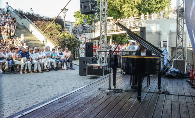 Rzeka Muzyki 2018. 5 sierpnia w amfiteatrze Opery Nova w Bydgoszczy widowni zaprezentował się młody, utalentowany pianista Jakub Kuszlik


20180806 FLESZ: Trzy lata prezydentury Andrzeja Dudy

