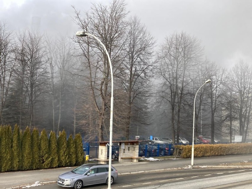 Gorlice. Chmura dymu nad Glinikiem. Pożar na hali produkcyjnej Saint-Gobain. Na miejscu liczne zastępy straży pożarnej [AKTUALIZACJA]