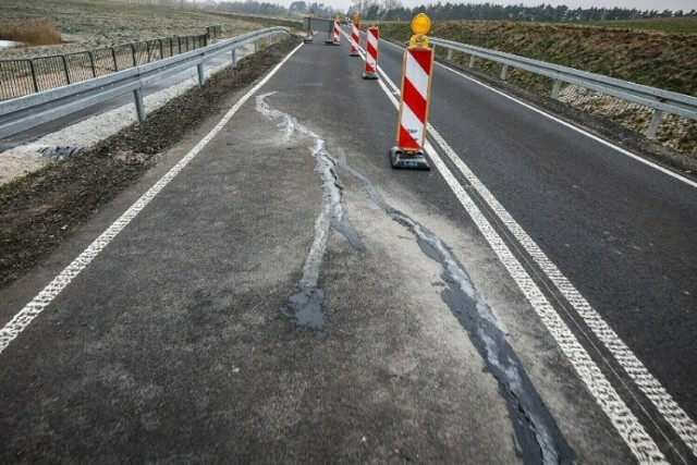 Droga z Osiecznej do Goniembic jest uszkodzona na odcinku około 200 metrów. Tego problemu nie rozwiążemy w ciągu miesiąca czy dwóch, dlatego zastanawiam się czy można zrobić jakiś bajpas, na przykład z płyt - mówił radny Wojciech Antoniak