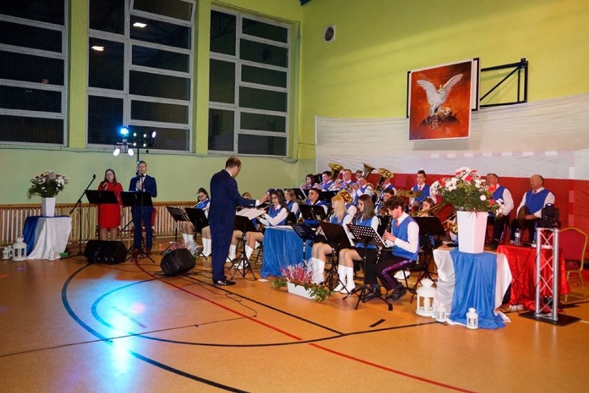 Orkiestra Dęta Parafii Królików wystąpiła w Szkole Podstawowej w Białobłotach
