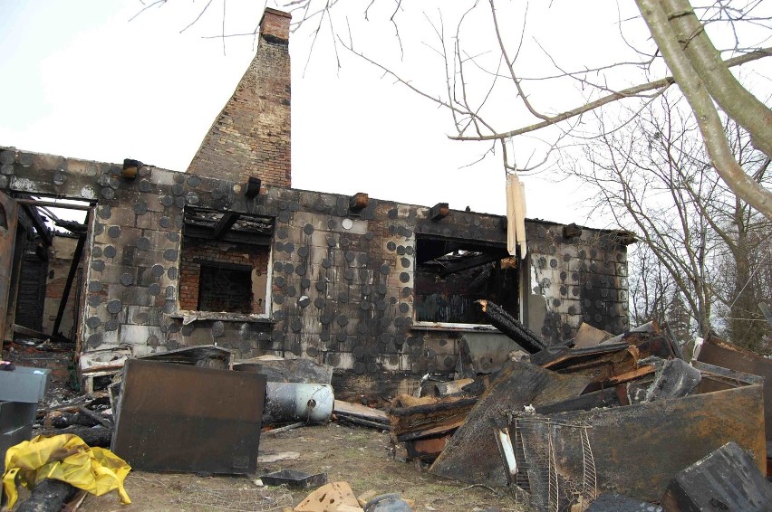 Budynki komunalne spłonęły w miejscowości Stobna. Mieszkania straciły dwie rodziny