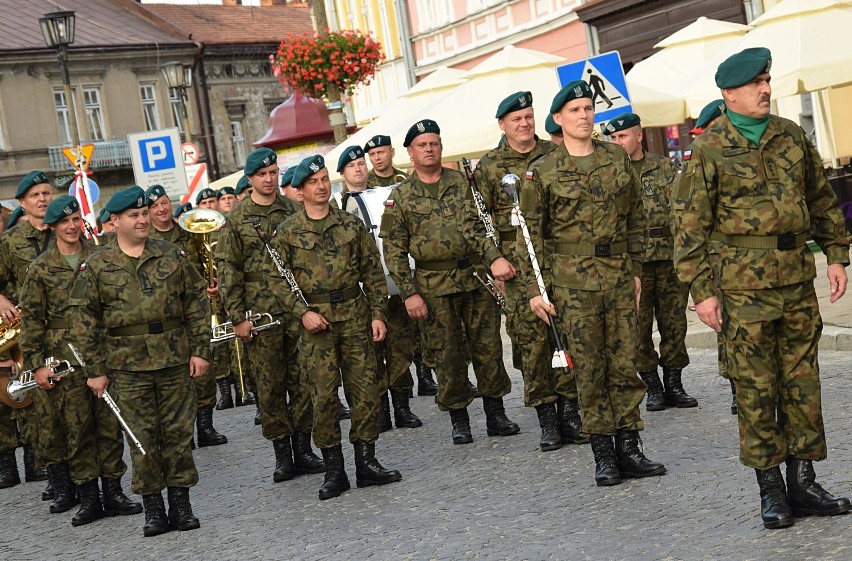 Na jarosławskim Rynku świętowali żołnierze 14 Dywizjonu...