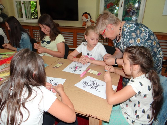 Warsztaty dla dzieci z quillingu w MBP w Radomsku