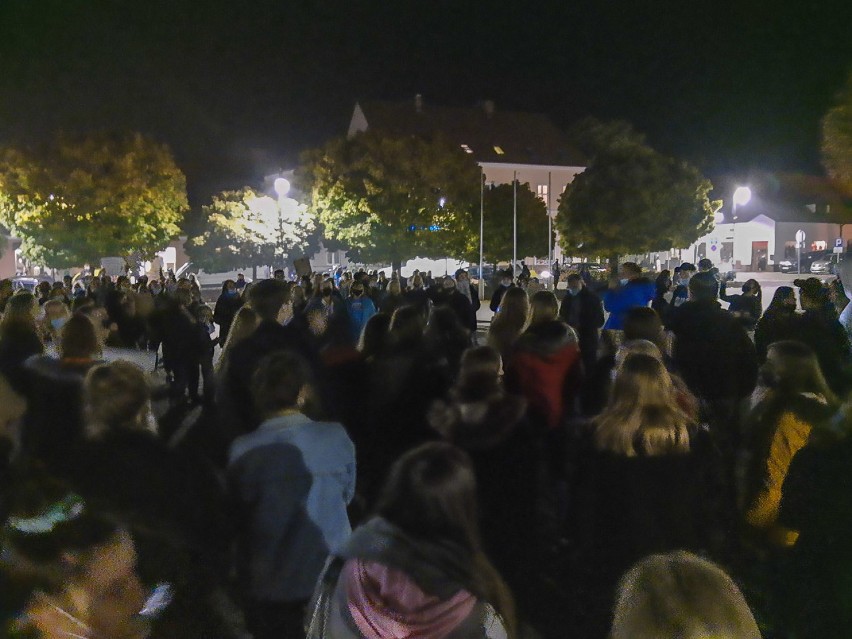 "Czarny protest" w Pniewach. Tłumy wyszły na ulice [ZDJĘCIA]