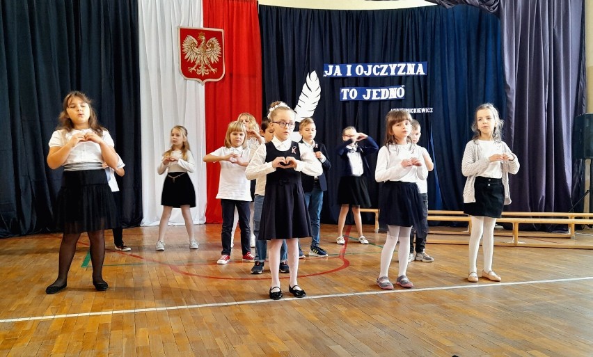 Ślubowanie pierwszych klas i Święto Niepodległości w PSP 5  w Radomsku. ZDJĘCIA
