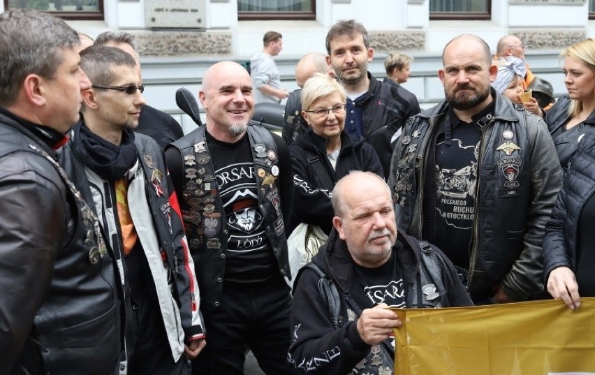 Korsarze na motocyklach jadą z Łodzi do Nottingham. Chcą pomóc koledze