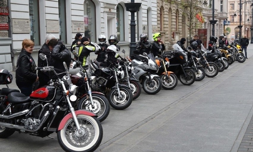Korsarze na motocyklach jadą z Łodzi do Nottingham. Chcą pomóc koledze