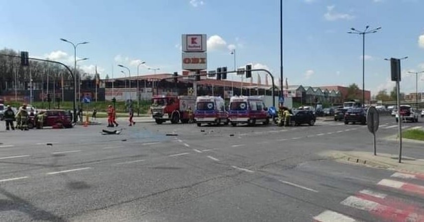 Kraków. Poważny wypadek na skrzyżowaniu ul. Wielickiej i Teligi. Jedna osoba poszkodowana, ruch wznowiono