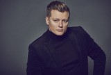 Rafał Brzozowski ujawnia, dlaczego zdradził muzykę pop. Opowiada o kulisach programu "Jaka to melodia" i swojego występu na Eurowizji