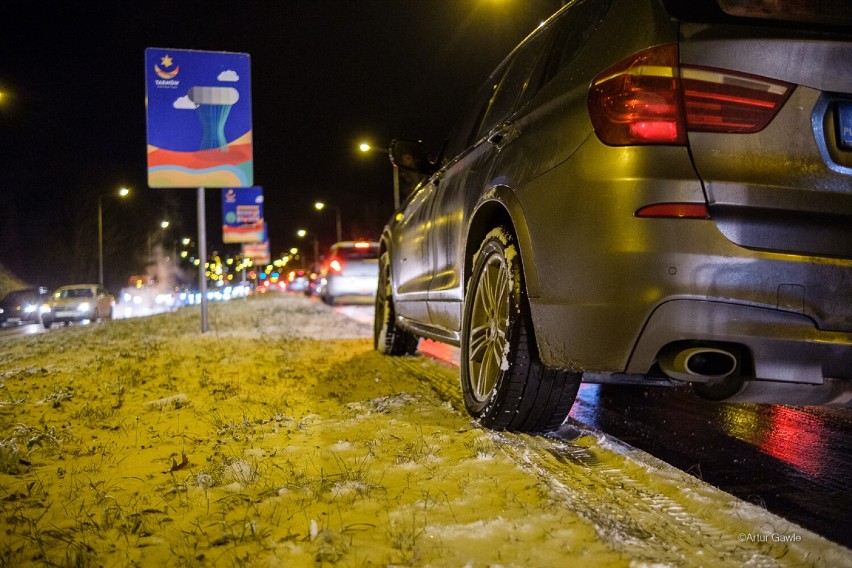 Zima znów zaskoczyła, na ul. Nowodąbrowskiej była "szklanka"