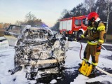 Samochód uderzył w tył autobusu i się zapalił. Wypadek drogowy i pożar w miejscowości Słopanowo