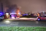 Pożar w Toruniu. Przy ulicy Grudziądzkiej palił się budynek jednej z firm. Kilkanaście zastępów strażackich walczyło z ogniem. Mamy zdjęcia