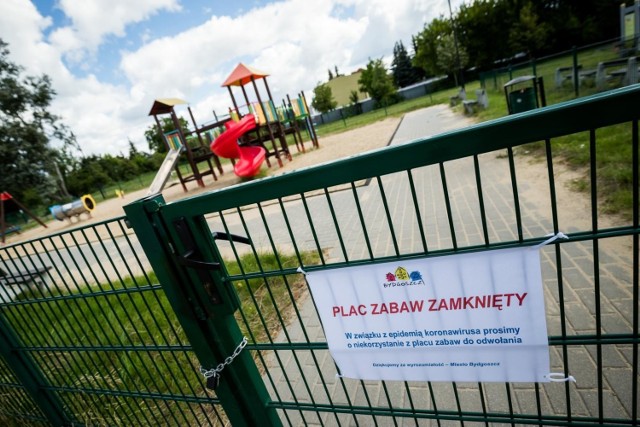 Miejski plac zabaw w Parku Rekreacji Sportowej przy ul. Kossaka wciąż świeci pustkami.