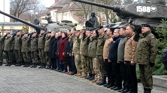 W poniedziałek 4 marca prezydent Andrzej Duda przyjechał do Żagania. Powodem jego wizyty jest 20-lecie wstąpienia do NATO.

Prezydent Andrzej Duda obecnie (godz. 11.30) jest na poligonie w Żaganiu. Celem jego wizyty jest spotkanie z żołnierzami 11 Lubuskiej Dywizji Kawalerii Pancernej oraz amerykańskiej Pancernej Brygadowej Grupy Bojowej. Podczas swojej wizyty prezydent Duda będzie obserwował wspólne szkolenie. 

WIDEO: Prezydent Andrzej Duda składa kwiaty pod pomnikiem Huzara w Wysokiem Mazowieckiem


Kolejnym punktem wizyty prezydenta będzie poligon w Orzyszu, gdzie 6 marca spotka się z żołnierzami 15. Giżyckiej Brygady Zmechanizowanej oraz żołnierzami z USA, Wielkiej Brytanii, Rumunii i Chorwacji tworzącymi Wielonarodową Batalionową Grupę Bojową NATO, w ramach wzmocnionej wysuniętej obecności NATO na wschodniej flance.

Przeczytaj też:  Prezydent Andrzej Duda odwiedzi polskich i amerykańskich żołnierzy w Żaganiu. To z okazji 20-lecia wstąpienia do NATO

Więcej informacji już wkrótce.